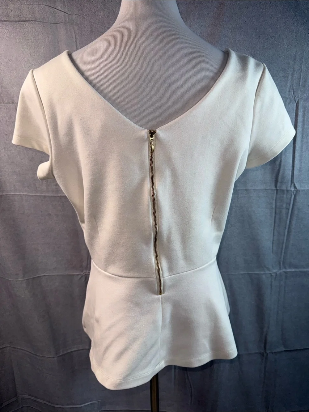 1361-Banana Republic Cream Peplum Short Sleeve Top